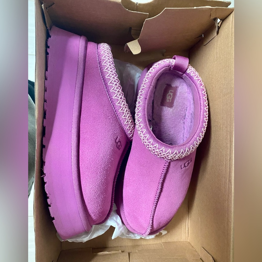 UGG Tazz slipper in purple ruby EUC